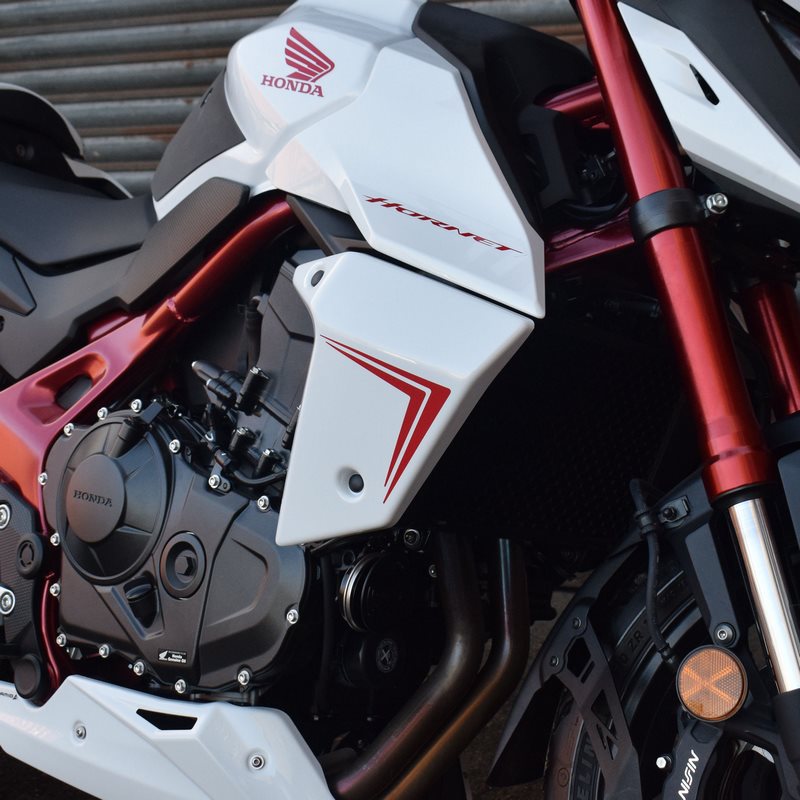 Pyramid Radiator Cheeks | Pearl Glare White | Honda CB 750 Hornet 2022>2024 | 21055C