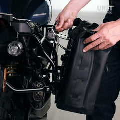 Unit Garage Two Khali side panniers in TPU 35L - 45L + Pair of aluminium plates with Inox Subframe Moto Guzzi V85TT | 2xUG002-AL0C-2252-BL