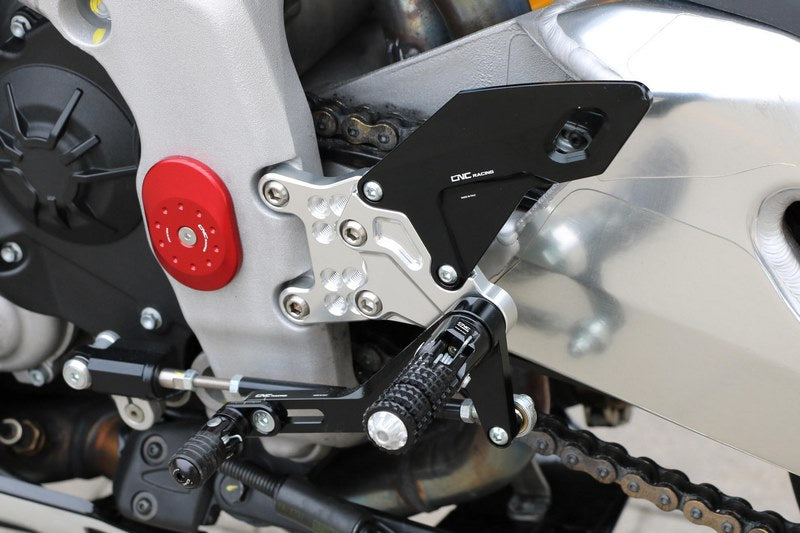 CNC Racing REAR SETS ADJUSTABLE FOR APRILIA RSV4 - TUONO | PE500