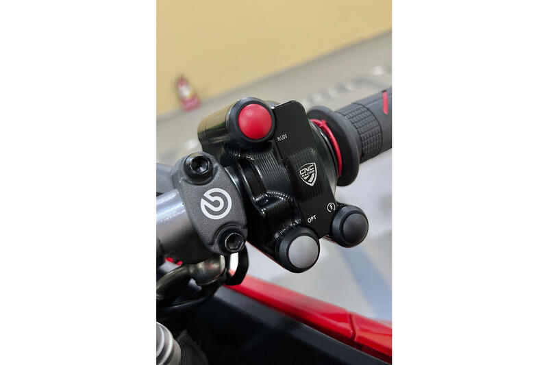 Right handlebar switch on throttle control unit cover, Black