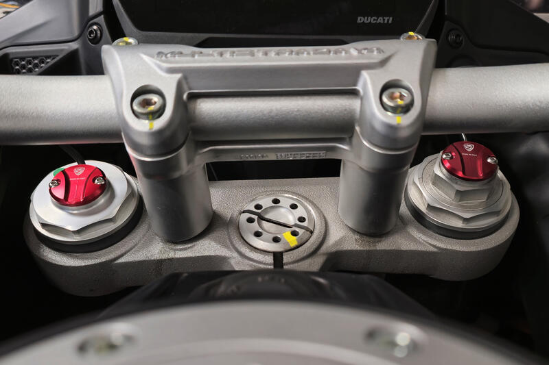 Fork leg plug cover