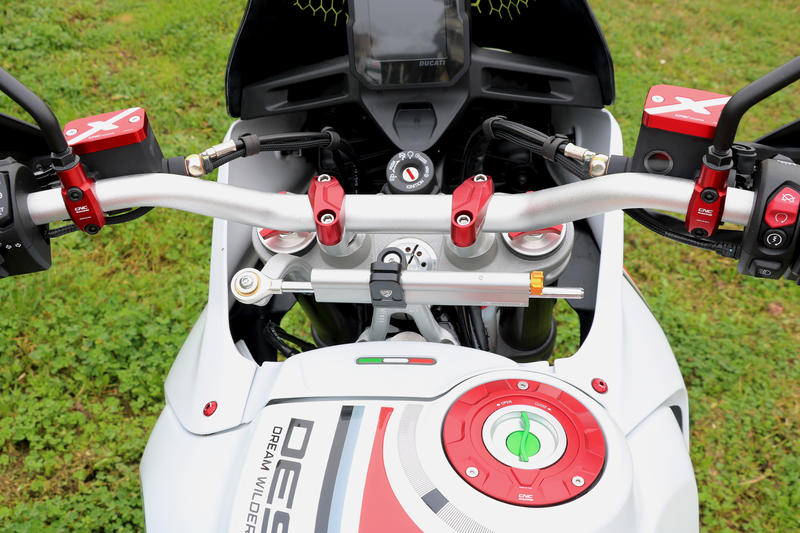 Front brake fluid reservoir cap