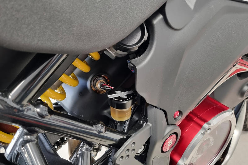 Rear brake fluid reservoir cap