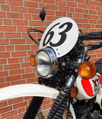 Kedo Number Plate 'Six Days', Preston Petty plastic white, ready to mount with black stainless steel brackets, for original headlight brackets, tilt +/-. | 60406W