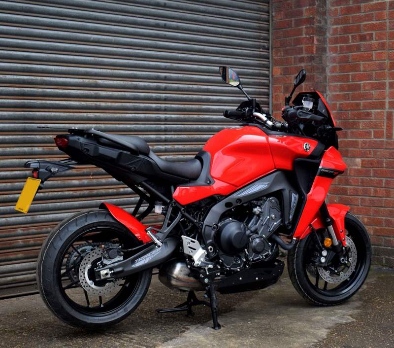 Pyramid Hugger | Redline Scheme | Yamaha Tracer 9 2021>Current | 072453R