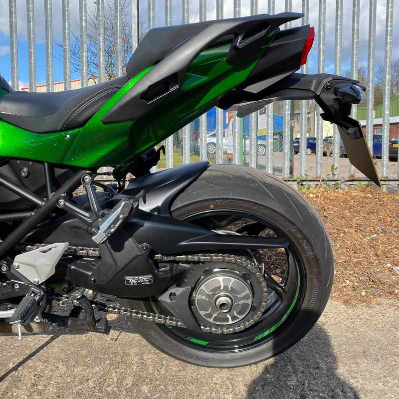 Pyramid Hugger | Matte Black | Kawasaki Ninja H2 SX 2018> | 073925M