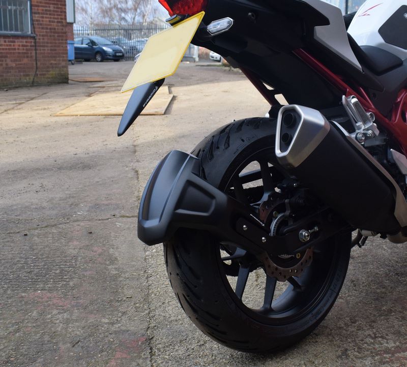 Pyramid Spray Guard | Gloss Black | Honda CB 750 Hornet 2023>Current | 085166B