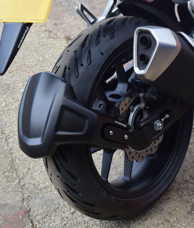 Pyramid Spray Guard | Gloss Black | Honda CB 750 Hornet 2023>Current | 085166B