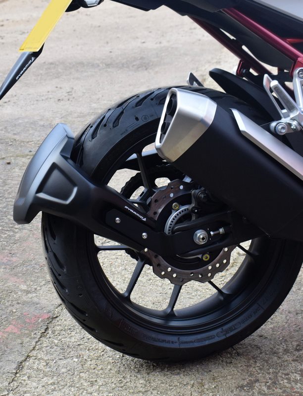 Pyramid Spray Guard | Gloss Black | Honda CB 750 Hornet 2023>Current | 085166B