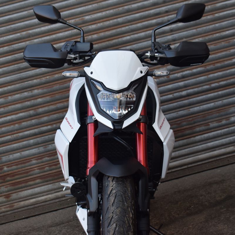 Pyramid Radiator Cheeks | Pearl Glare White | Honda CB 750 Hornet 2022>2024 | 21055C