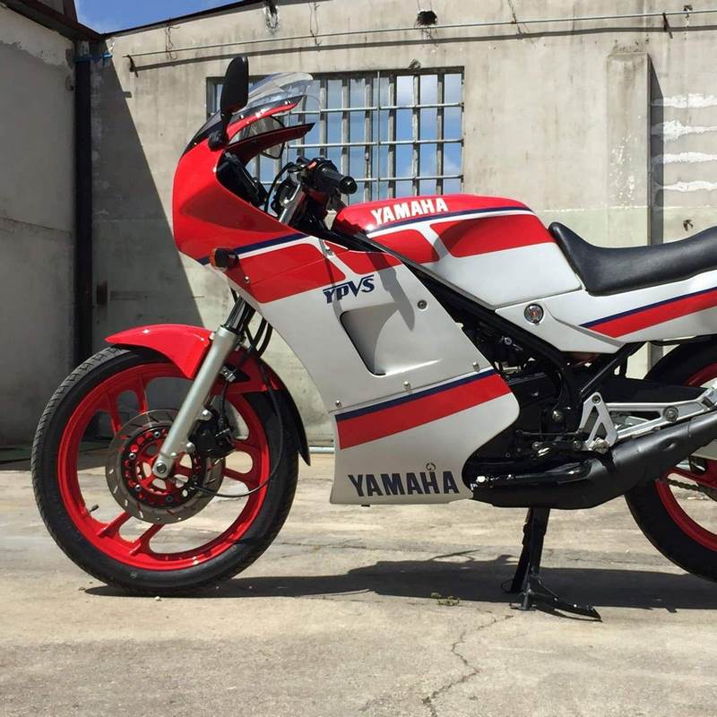 Pyramid Belly Pan | Gloss Black | Yamaha RD350 YPVS F1/F2 1983>1990 | 22250B