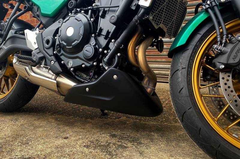 Pyramid Belly Pan | Candy Diamond Brown | Kawasaki Z 650 RS 2021>Current | 23000E