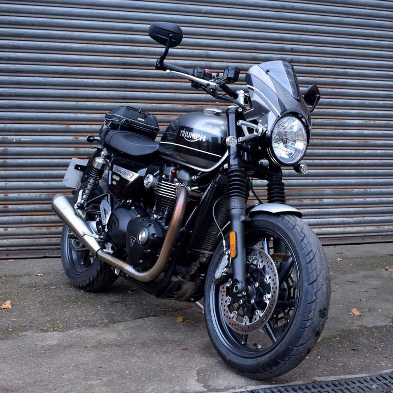 Pyramid Fly Screen | Matte Ironstone & Matte Storm Grey | Triumph Speed Twin 1200 2024>Current | 26000K