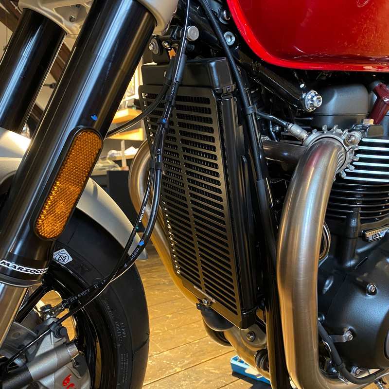 Pyramid Radiator Guard | Matte Black | Triumph Bonneville Bobber 2017>Current | 526121M