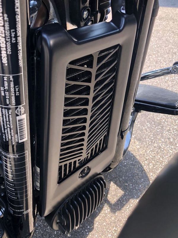 Wunderkind Cover protective grid for oil cooler Harley, Black Semi Matt Coated | 106623-F28